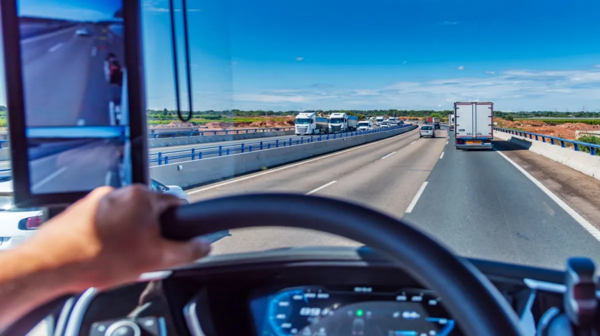 大型トラックの運転のコツを解説！