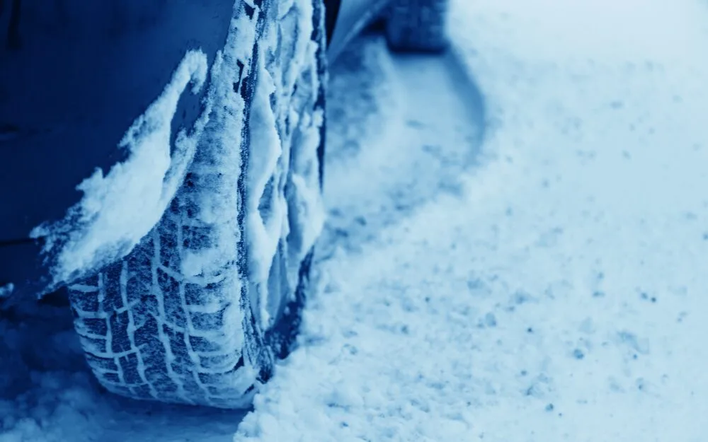 軽トラで雪道を安全に走るための運転テクニック