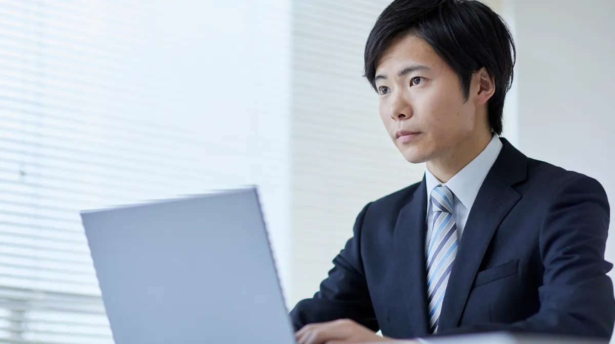 同世代サラリーマンと比較|20代整備士の年収水準