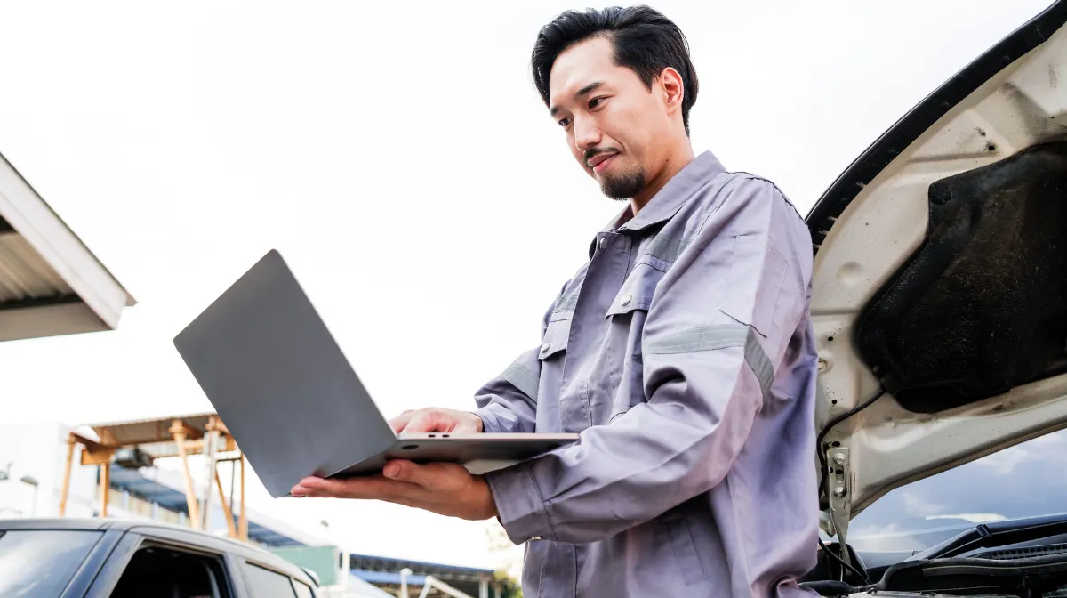 1.メカニックとエンジニアの決定的な違い:現場と理論のエキスパート