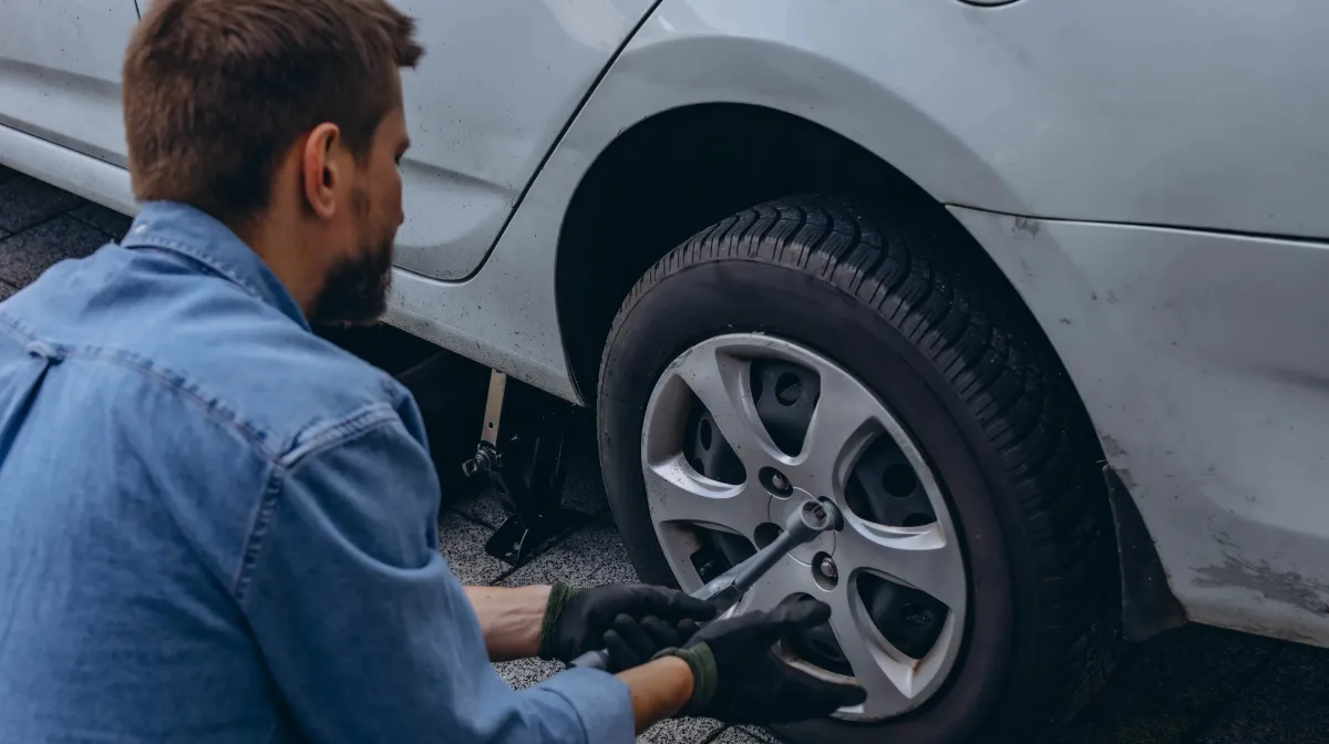 1．タイヤ交換の作業自体に国家資格は不要