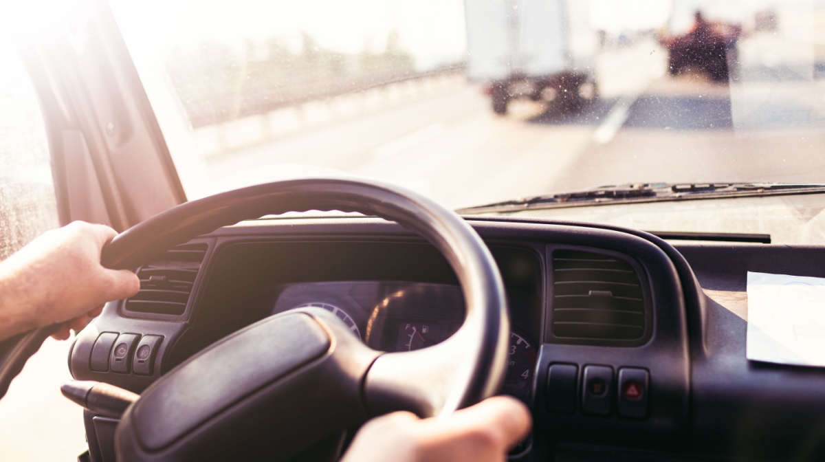 ロケバス運転手とは？華やかなイメージの裏側