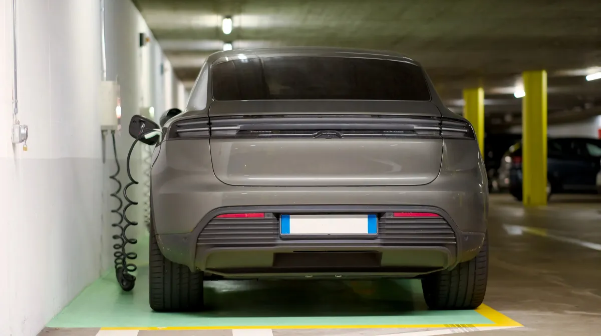 5．将来性は？EV化と人手不足が整備士の年収に与える影響