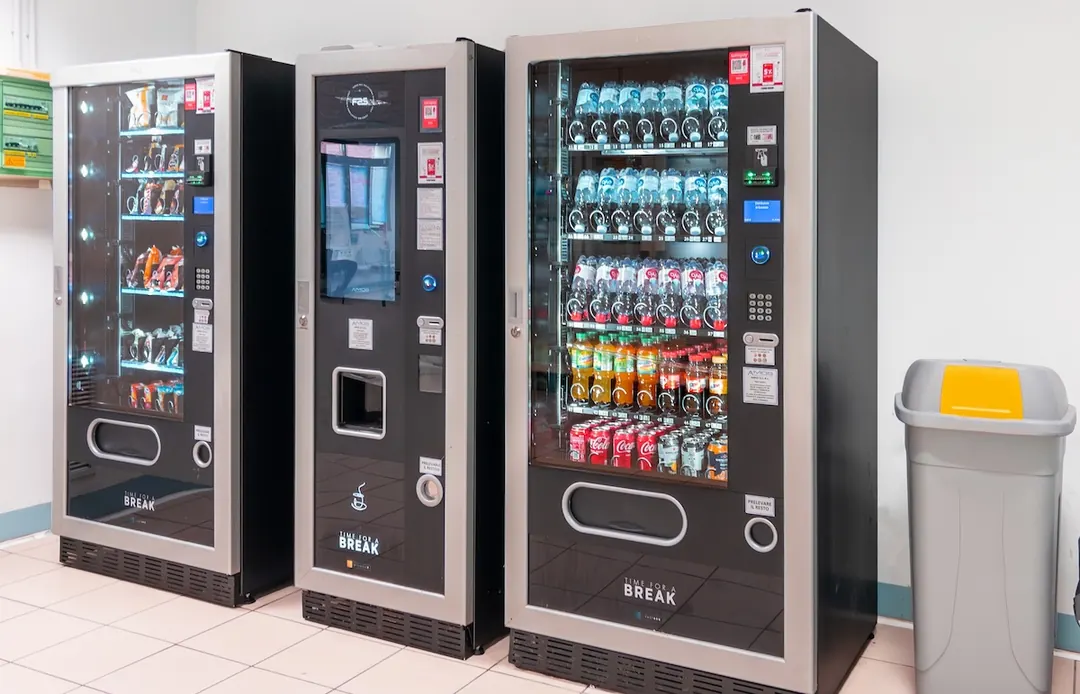 自販機への商品補充・ルート配送ドライバー【月給33.8万円~・フレックスタイム制・週休2日制】